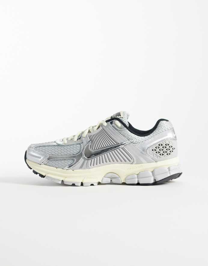 Nike Zapatillas de deporte gris cromo y blancas Vomero 5 grey