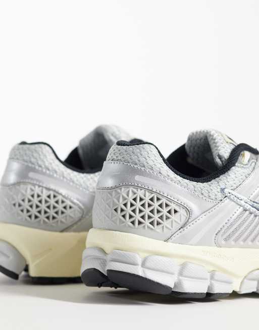 Nike - Zapatillas de deporte gris cromo y blancas Vomero 5, 2 de 5