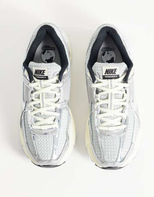 Nike - Zapatillas de deporte gris cromo y blancas Vomero 5, 3 de 5