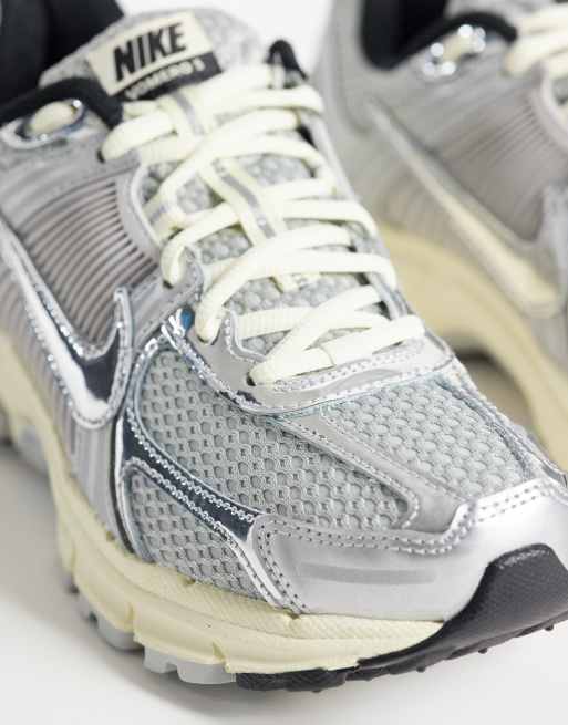 Nike - Zapatillas de deporte gris cromo y blancas Vomero 5, 4 de 5
