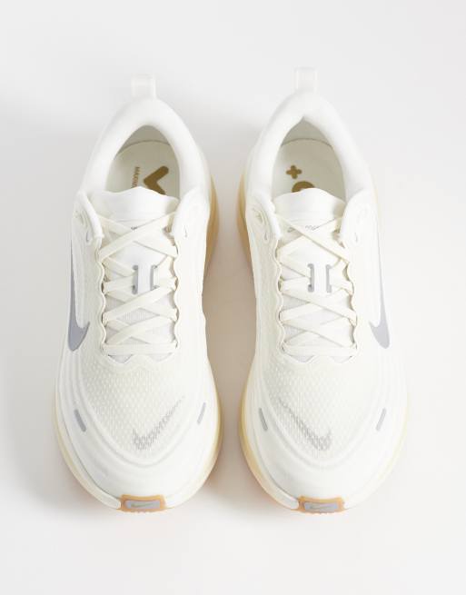 Nike - zapatillas de running Vomero Plus en blanco roto y plateado, 2 de 5