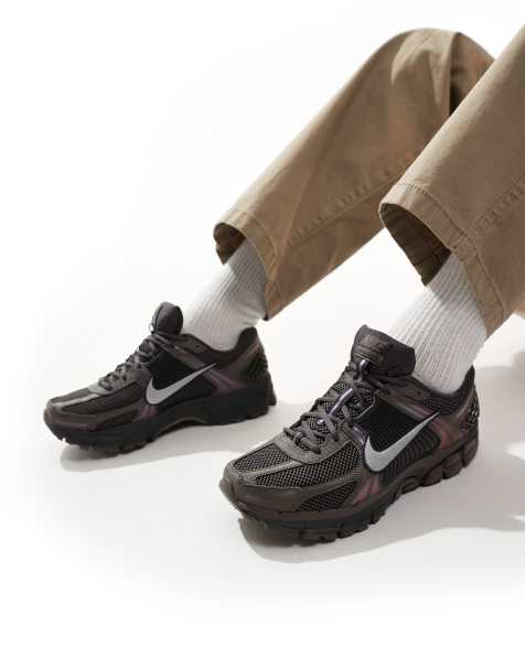 Nike - Zoom Vomero 5 - Beige og metallisk sølvfarvede sneakers - view 1