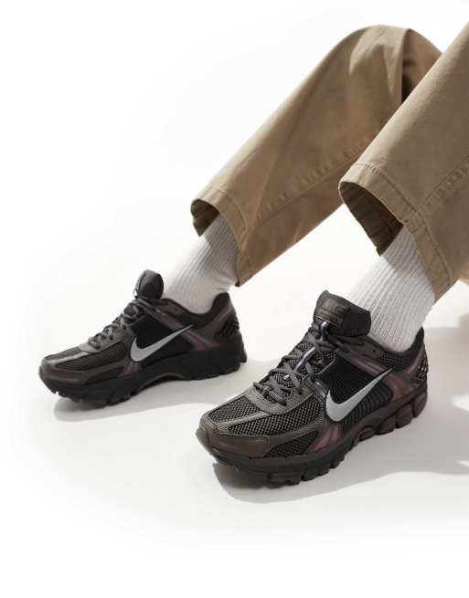 Nike – Zoom Vomero 5 – Buty sportowe w brązowym i metalicznym srebrnym kolorze