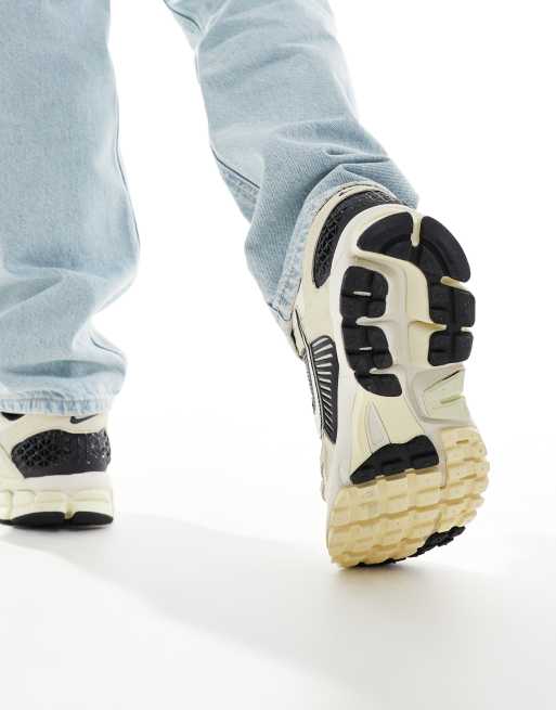 Nike – Zoom Vomero 5 – Gräddvita och svarta träningsskor, 3 av 5