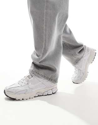 Nike Nike Zoom Vomero 5 in sail and metallic silver-White