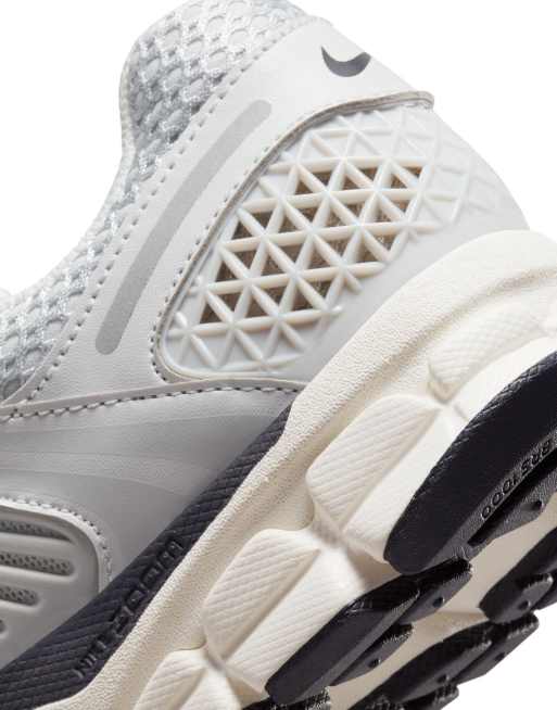 Nike – Zoom Vomero 5 – Ljusgrå och silvriga träningsskor, 3 av 4