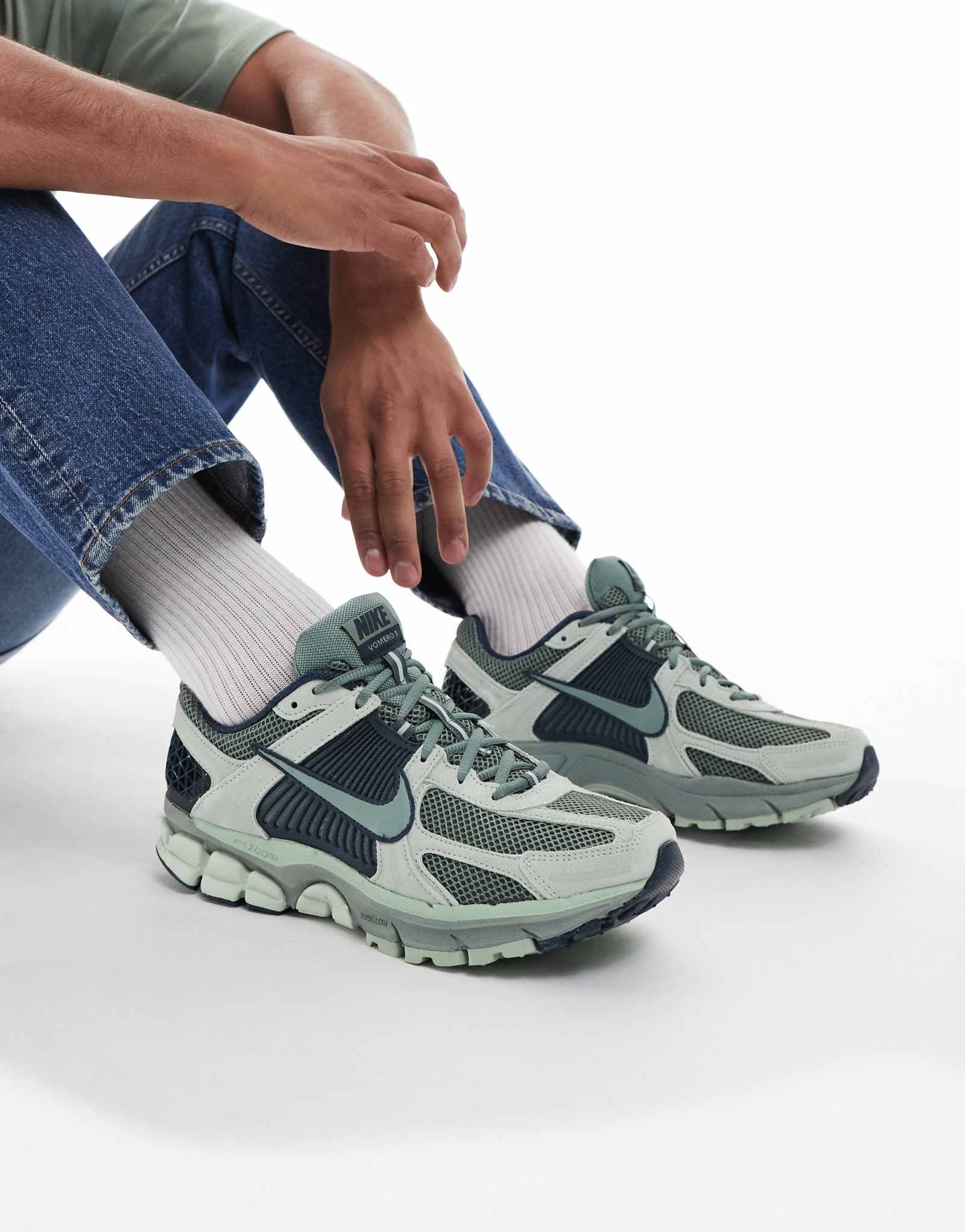 Кроссовки премиум-класса Nike Zoom Vomero 5 зеленого цвета