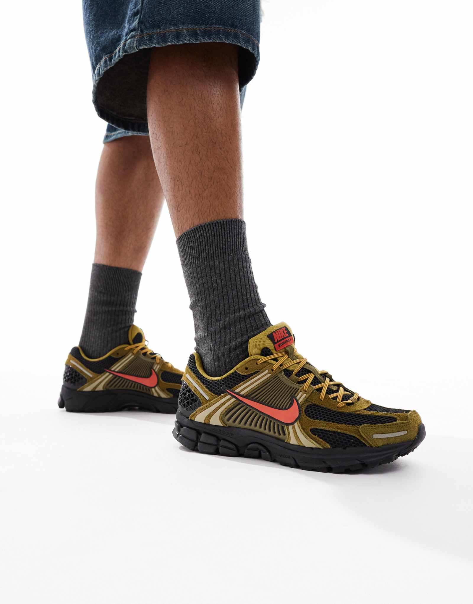 Кроссовки премиум-класса Nike Zoom Vomero 5 оливкового цвета