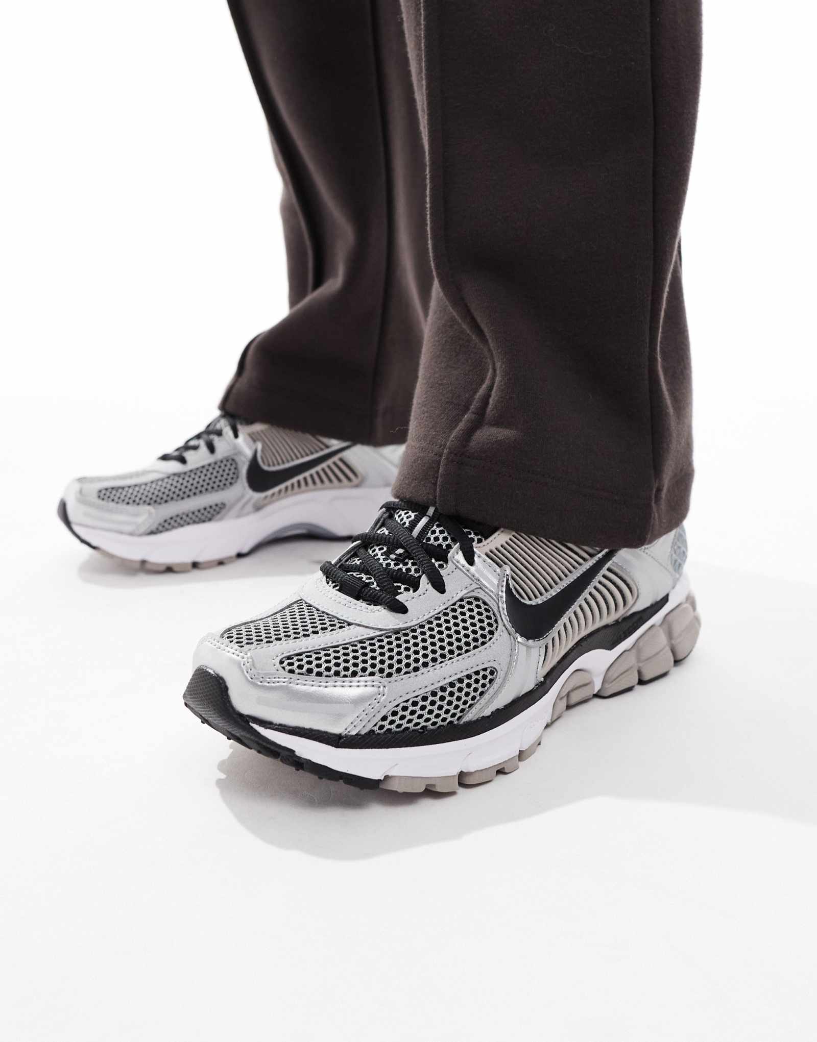 Кроссовки премиум-класса Nike Zoom Vomero 5 серебристого и черного цветов