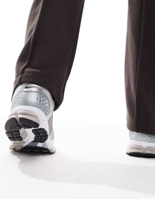 Nike Zoom Vomero 5 Premium sneakers in silver and black, 3 of 5