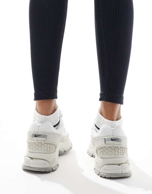 Nike – Zoom Vomero 5 Roam – Biało-szare buty sportowe, 2 z 5