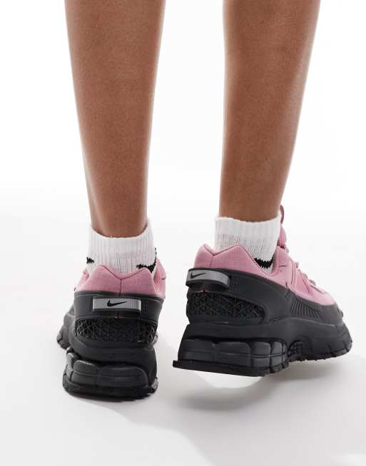 Nike – Zoom Vomero 5 Roam – Rosa och svarta träningsskor, 4 av 5