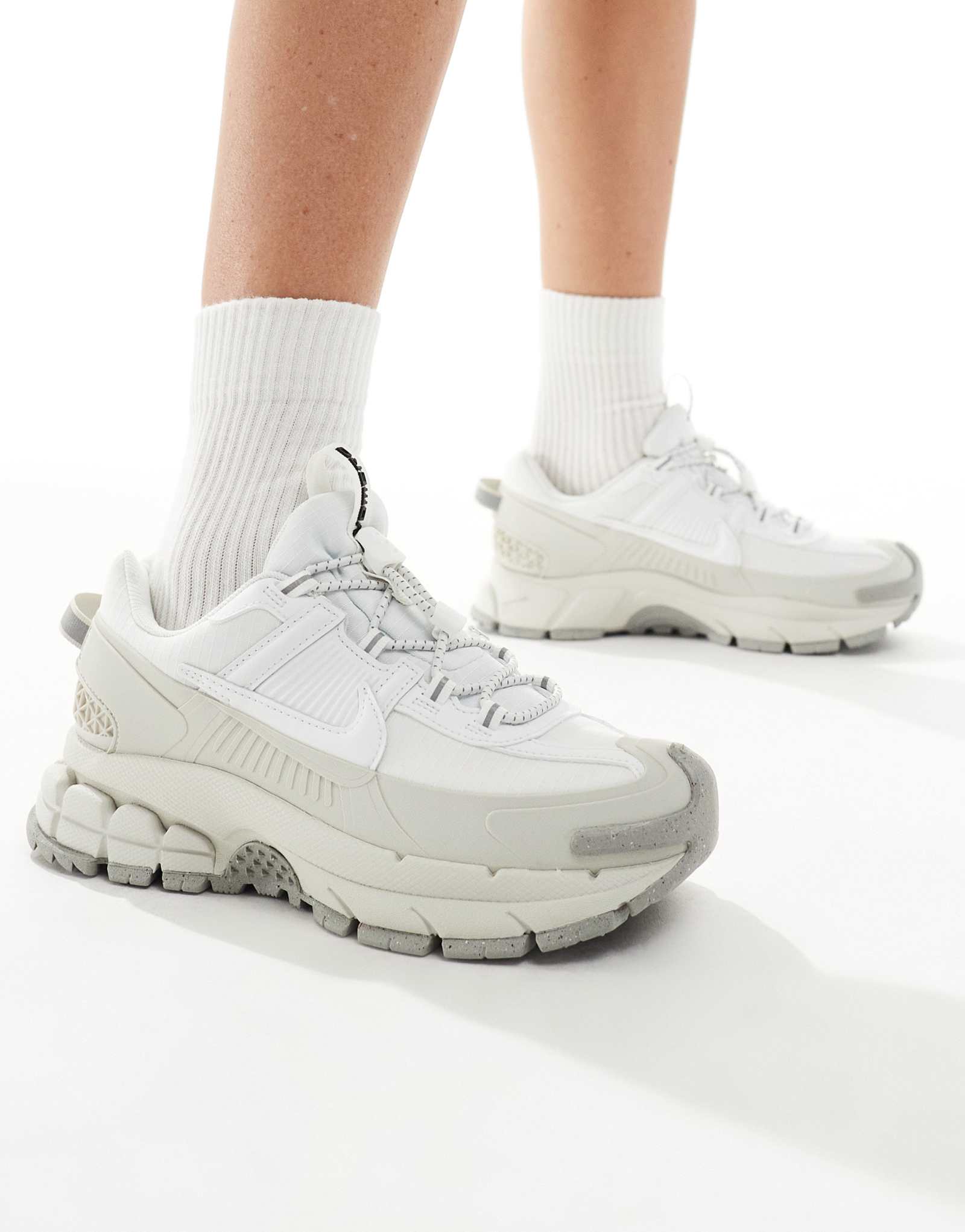 Кроссовки Nike Zoom Vomero 5 Roam темно-белого цвета