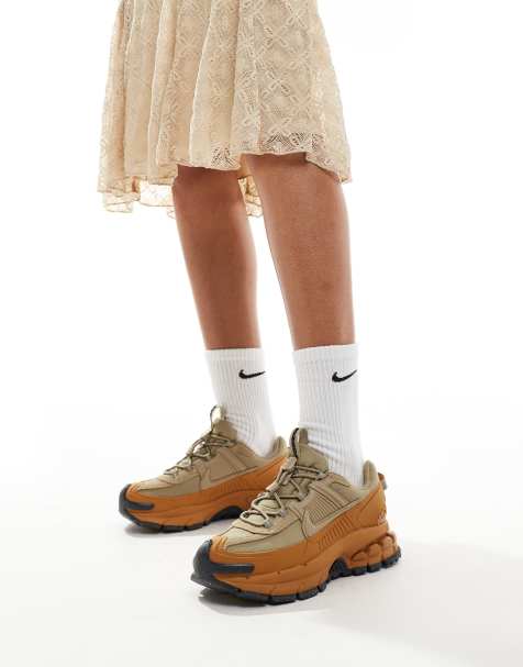 Nike Zoom Vomero 5 Roam trainers in brown - view 1