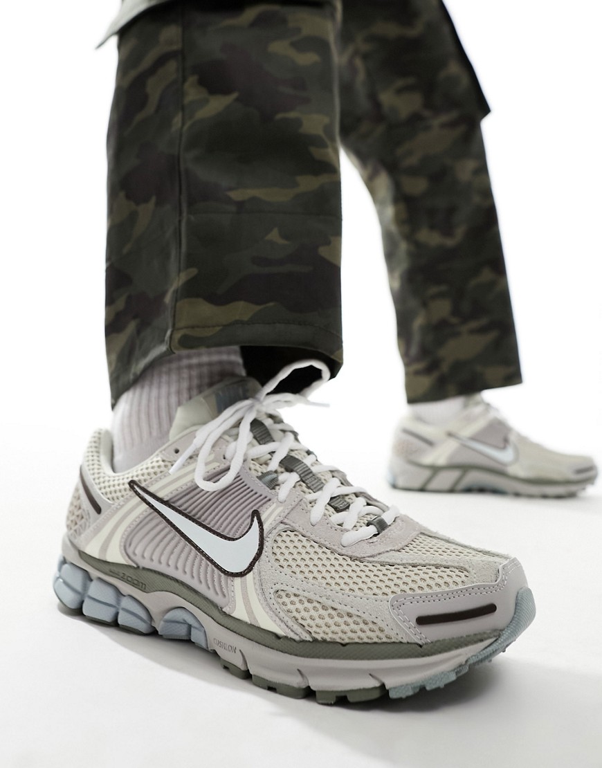 Nike Zoom Vomero 5 SE trainers in light grey-White