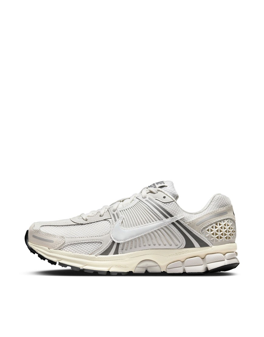 Nike Zoom Vomero 5 SE trainers in white and silver