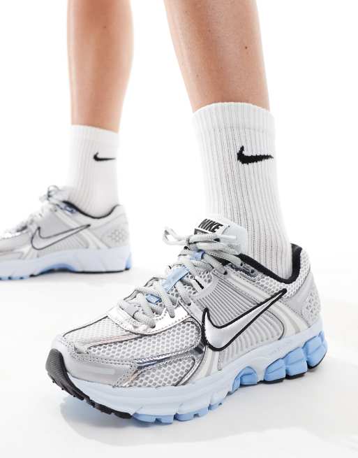 Nike – Zoom Vomero 5 – Silverfärgade träningsskor med blå detalj på sulan