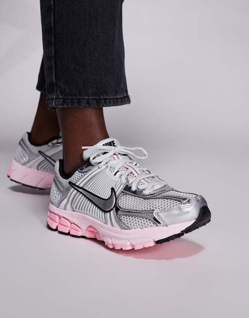 Nike – Zoom Vomero 5 – Silvermetalliska och rosa sneakers, 5 av 5