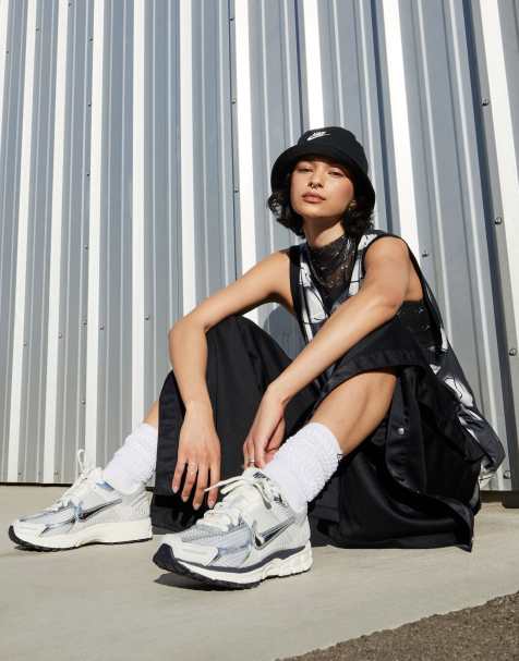 Nike- Zoom Vomero 5 - Sølvfarvede og lysegrå sneakers - view 1