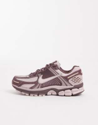 Nike - Zoom Vomero 5 - Sneaker in Braun und Rosa-Brown