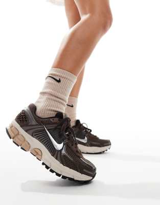 Nike - Zoom Vomero 5 - Sneaker in Braun-Brown