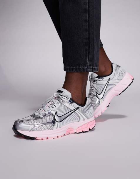 Nike – Zoom Vomero 5 – Sneaker in Metallic-Silber und Rosa - view 1