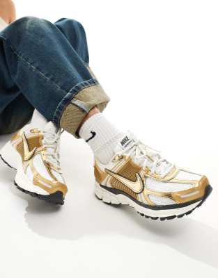 Nike - ZOOM Vomero 5 - Sneaker in Weiß und Gold