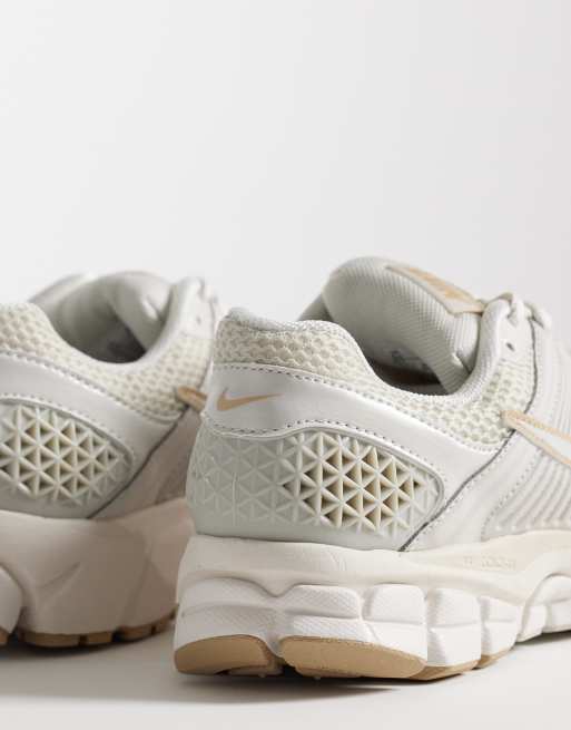 Nike - Zoom Vomero 5 - Sneakers bianche e beige, 3 di 5