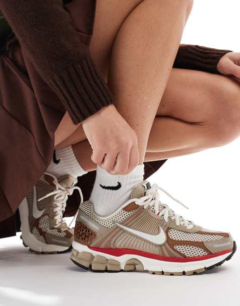 Nike Zoom Vomero 5 sneakers in brown and red - view 1