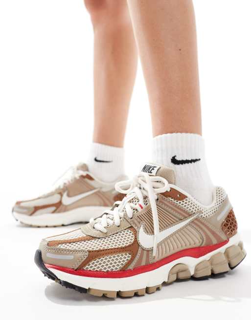 Nike Zoom Vomero 5 sneakers in brown and red, 3 of 5