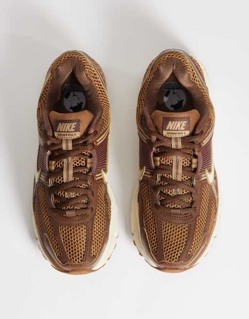 Nike Zoom Vomero 5 sneakers in brown , 2 of 5