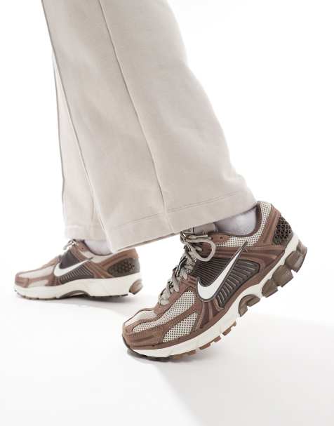 Nike - Zoom Vomero 5 - Sneakers in bruin en gebroken wit - view 1