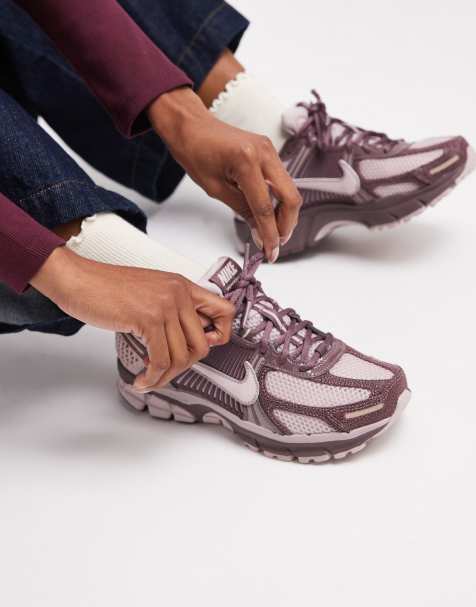 Nike - Zoom Vomero 5 - Sneakers in bruin - view 1