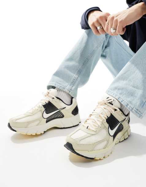 Nike - Zoom Vomero 5 - Sneakers in crème en zwart - view 1