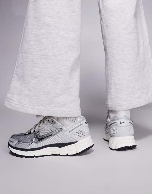 Nike Zoom Vomero 5 sneakers in gray and silver, 3 of 5