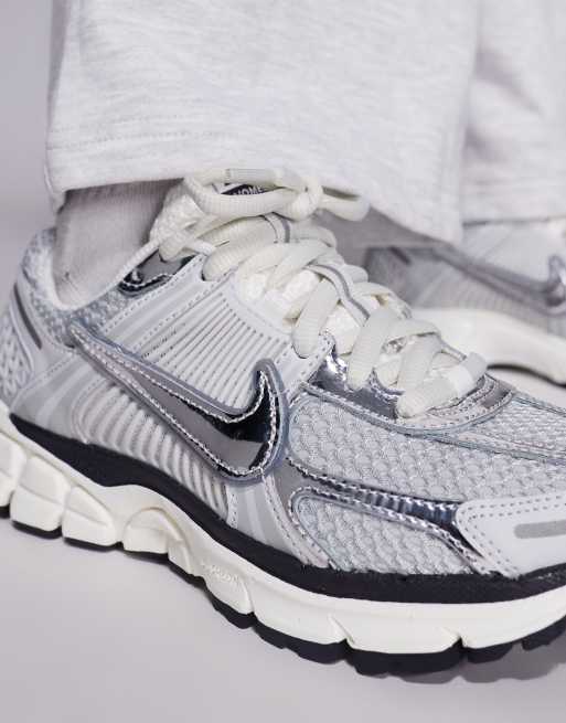 Nike Zoom Vomero 5 sneakers in gray and silver, 4 of 5
