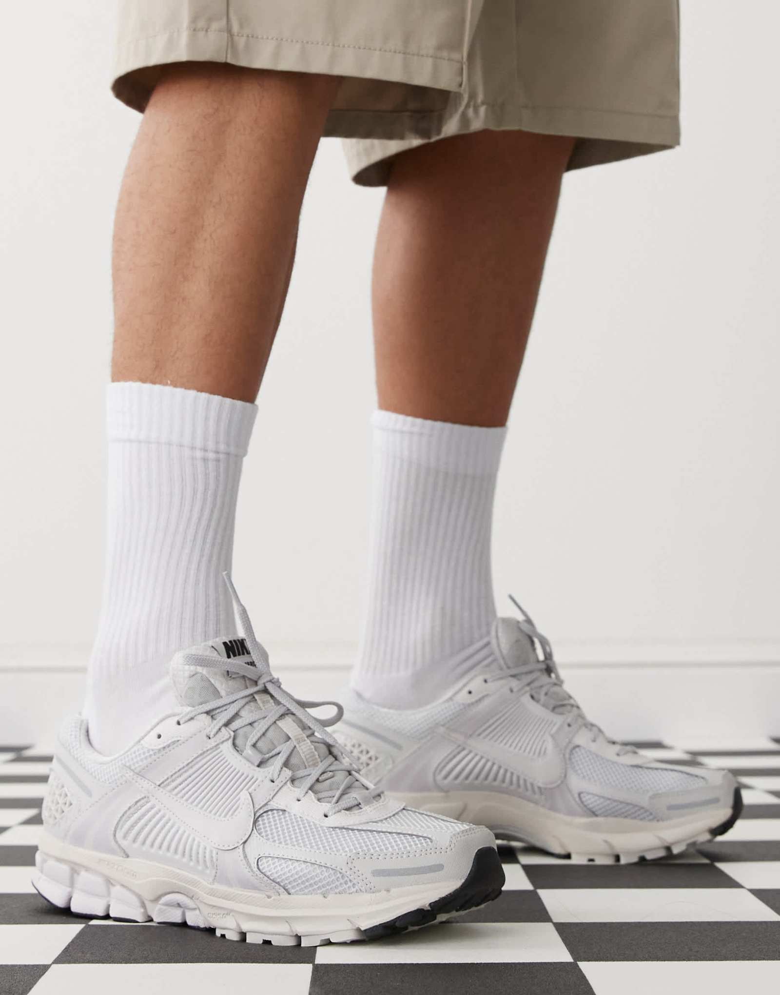 Кроссовки Nike Zoom Vomero 5 серого цвета