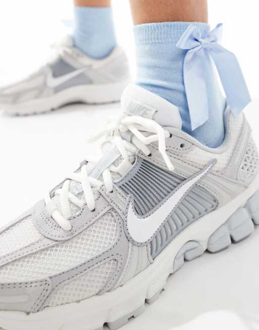 Nike Zoom Vomero 5 sneakers in light gray and white, 3 of 5