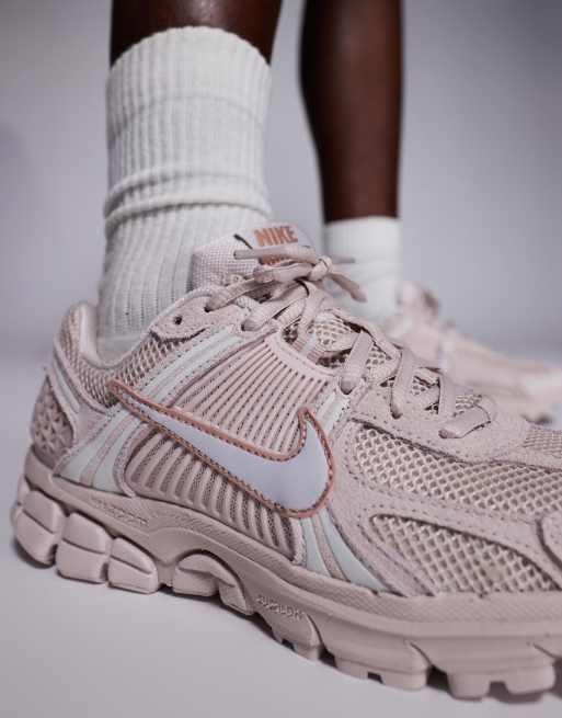 Nike Zoom Vomero 5 sneakers in pink, 4 of 5