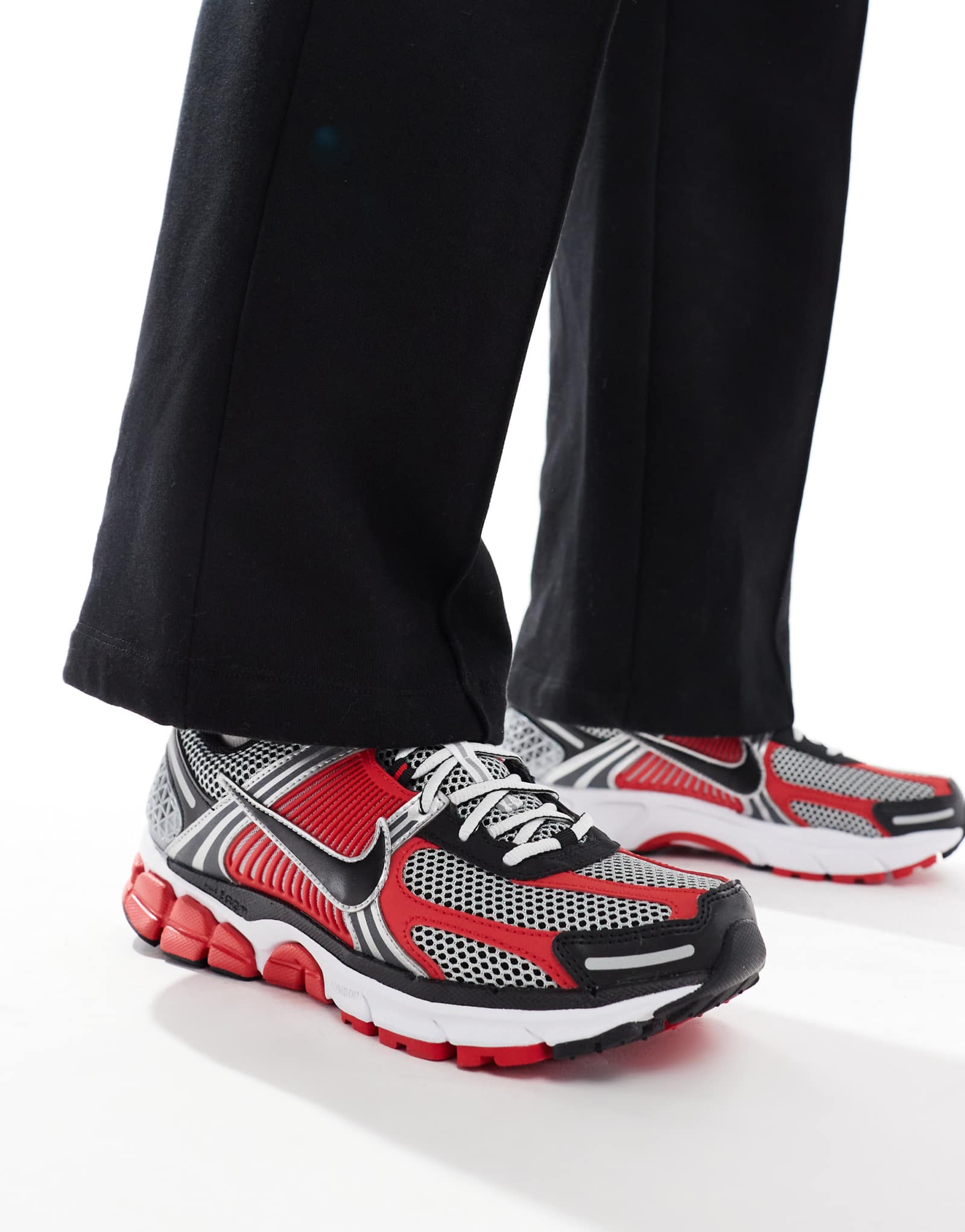 Кроссовки Nike Zoom Vomero 5 серебристого, черного и красного цветов