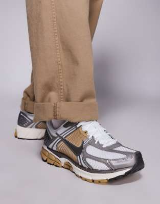 Zoom Vomero 5 sneakers in white and beige