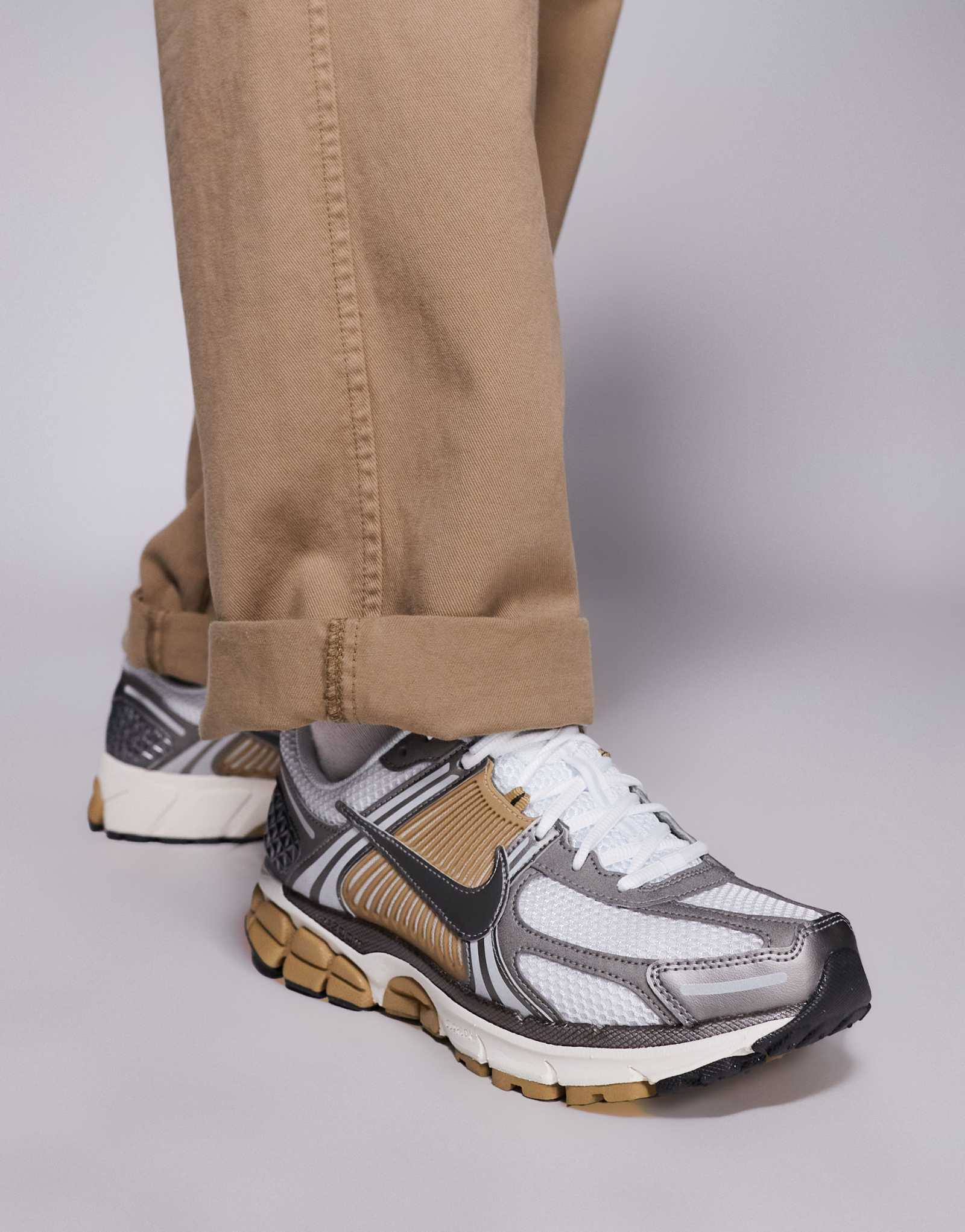 Кроссовки Nike Zoom Vomero 5 белого и бежевого цветов