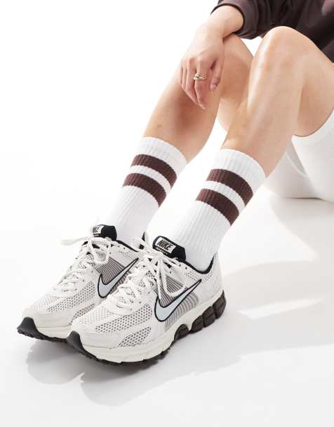 Nike Zoom Vomero 5 sneakers in white and gray - view 1