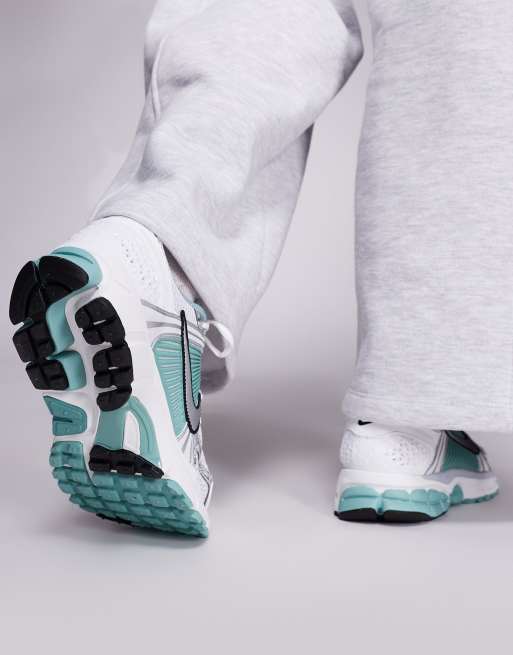 Nike Zoom Vomero 5 sneakers in white and gray, 3 of 5