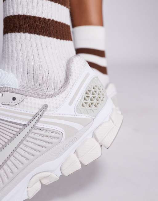 Nike - Zoom Vomero 5 - Sneakers in wit en beige, 4 van 5
