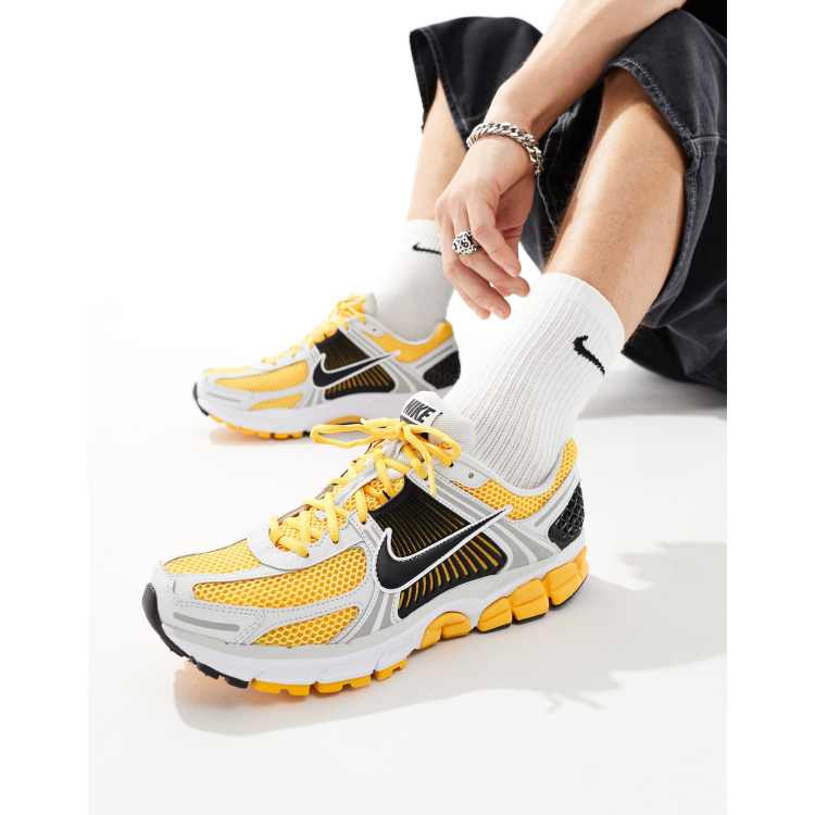 Nike sneakers black deals and yellow