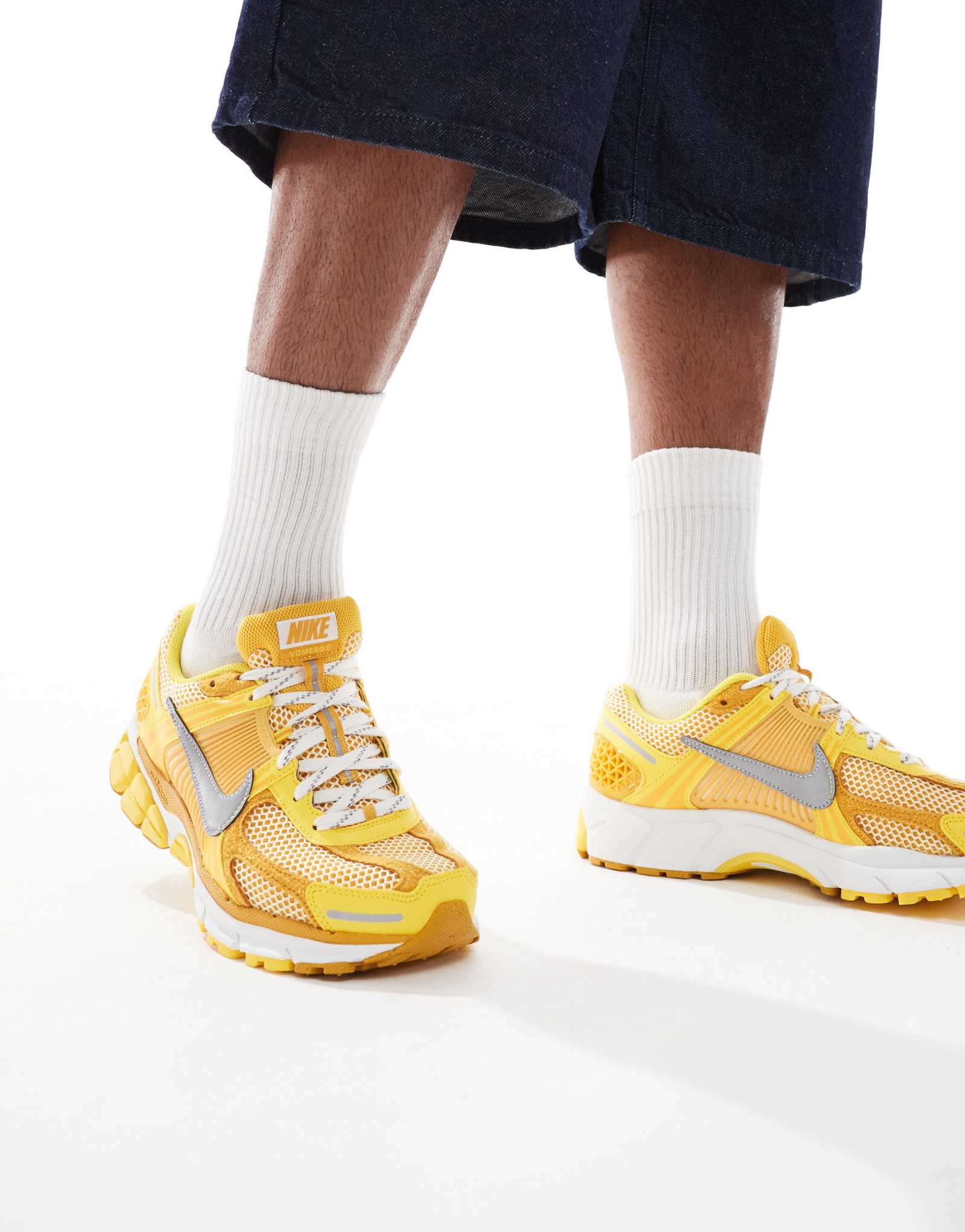 Кроссовки Nike Zoom Vomero 5 желтого цвета