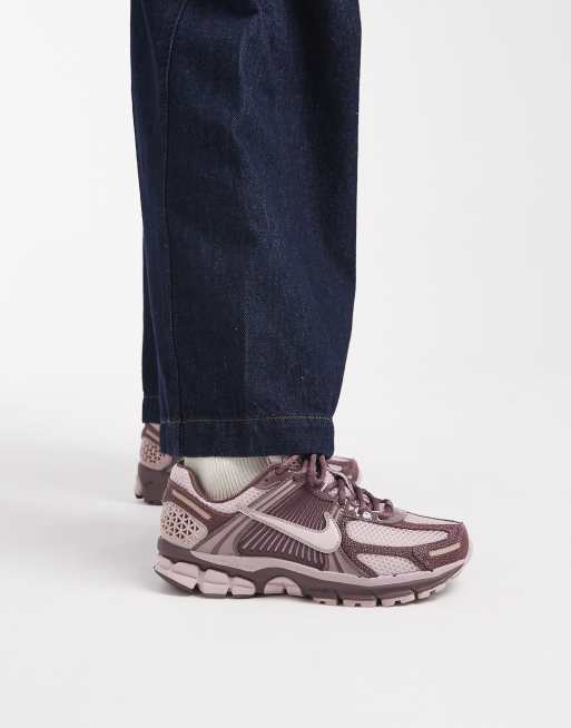 Nike Zoom - Vomero 5 - Sneakers marroni e rosa , 3 di 5