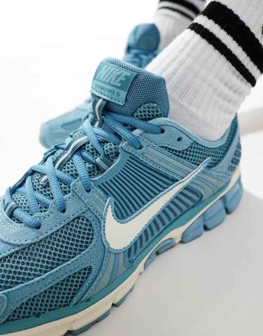 Nike - Zoom Vomero 5 - Sneakers unisex in camoscio blu e bianche, 4 di 5