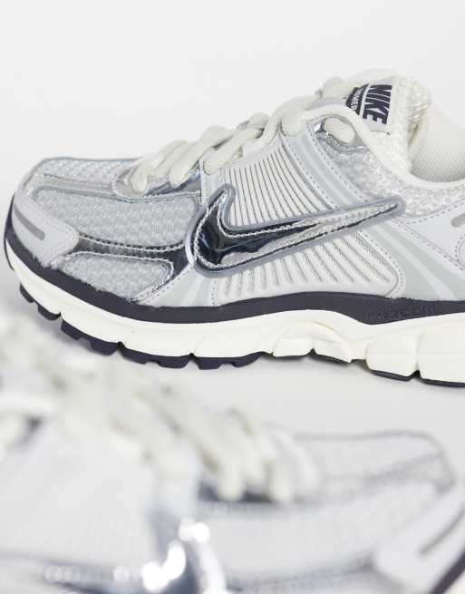 Nike – Zoom Vomero 5 – Srebrne metaliczne buty sportowe , 3 z 5